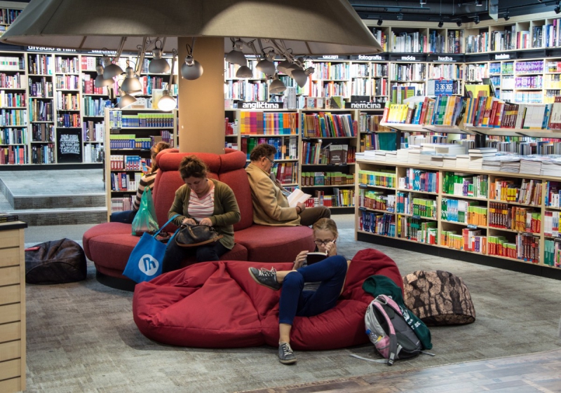 vitrine-LORGUES-min_books_bookstore_book_reader_readers_reading_shop_sale_books-849006