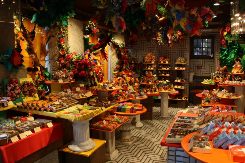 vitrine-LORGUES-min_candy_store_chocolate_shop_chocolate_switzerland-393515