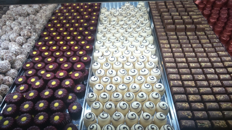 vitrine-LORGUES-min_chocolates_milk_chocolate_white_chocolate_truffles_candy_food_treat_cacao-1213769